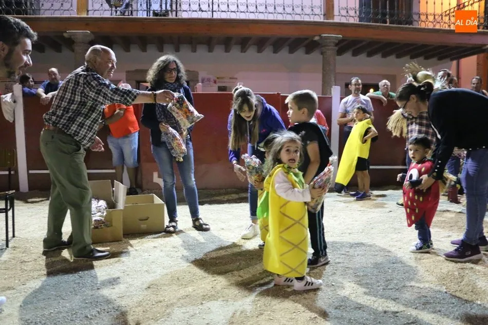 Foto 4 - En Ba&ntilde;ob&aacute;rez comienzan las fiestas con el preg&oacute;n de pe&ntilde;as y un divertido desfile de disfraces