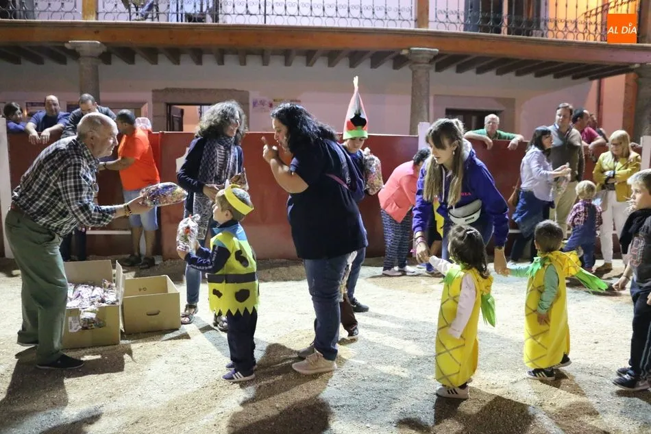 Foto 3 - En Ba&ntilde;ob&aacute;rez comienzan las fiestas con el preg&oacute;n de pe&ntilde;as y un divertido desfile de disfraces
