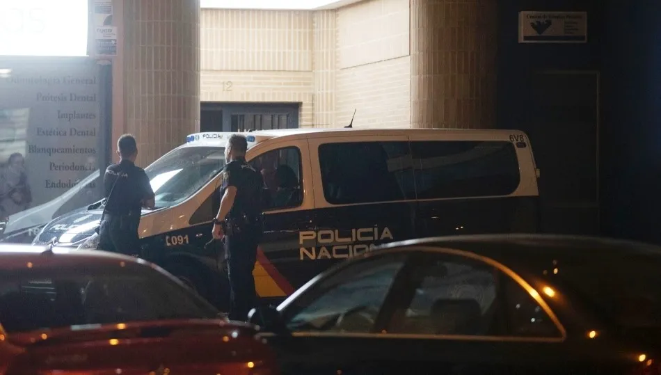 Varios efectivos de la Policía Nacional, así como el juez y el forense, se han personado en la zona para esclarecer la situación. Foto de Emilio Fraile / Europa Press