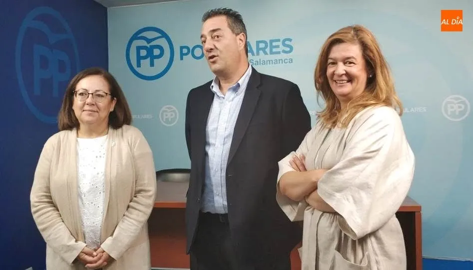 La diputada nacional del PP María Jesús Moro, junto a los procuradores regionales Salvador Cruz y María del Carmen Sánchez Bellota. Foto de Lydia González