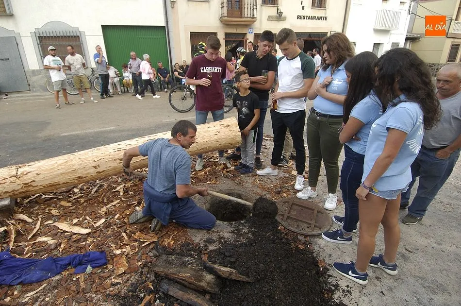 El izado del pino,una tradición arraigada que se trasmite de generación tras generación/ Fotos: Adrián M.Pastor
