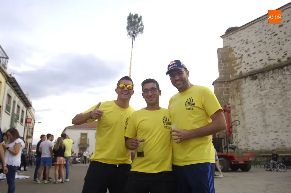 Foto 3 - Los martiagueses izan su pino en honor al Cristo de los Remedios  