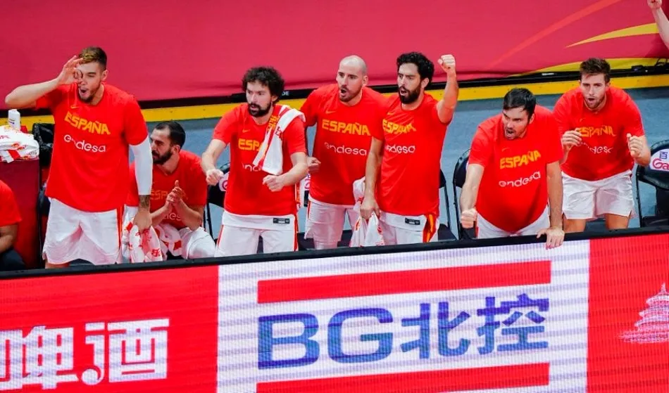 El banquillo de España celebra una de las canastas de este encuentro. Foto FEB