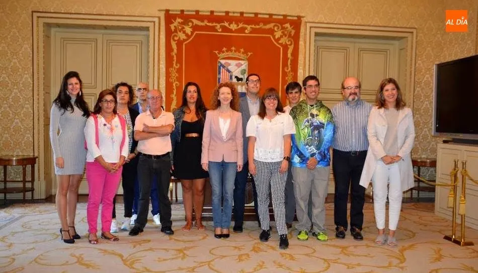 La concejala de Familia e Igualdad de Oportunidades, Ana Suárez Otero, junto al grupo que ha recogido sus diplomas. Foto de Lydia González