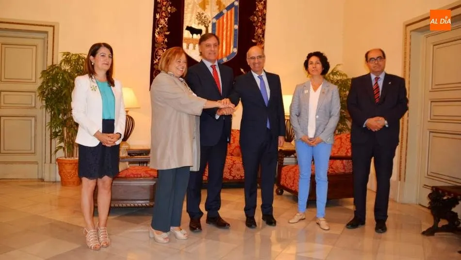 El alcalde de Salamanca, Carlos García Carbayo, y la presidenta del Consejo Superior de Investigaciones Científicas (CSIC), Rosa Menéndez, junto a otras autoridades, en el Ayuntamiento. Foto de Lydia González