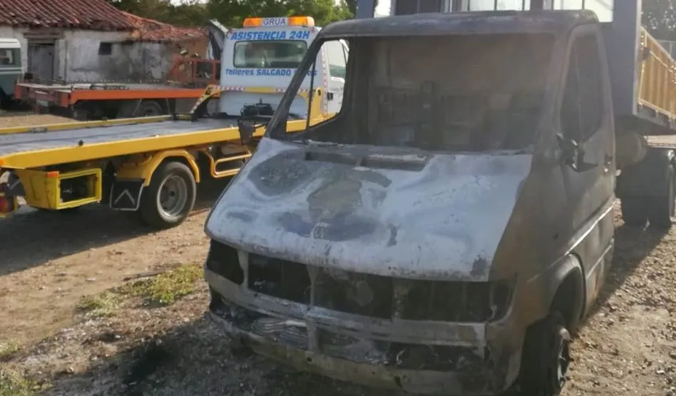 Estado del camión quemado en este siniestro