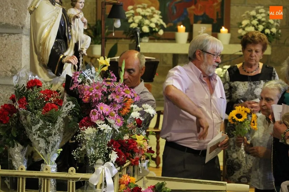 Foto 7 - Trabanca rinde homenaje a la Virgen del Carmen con una ofrenda floral  