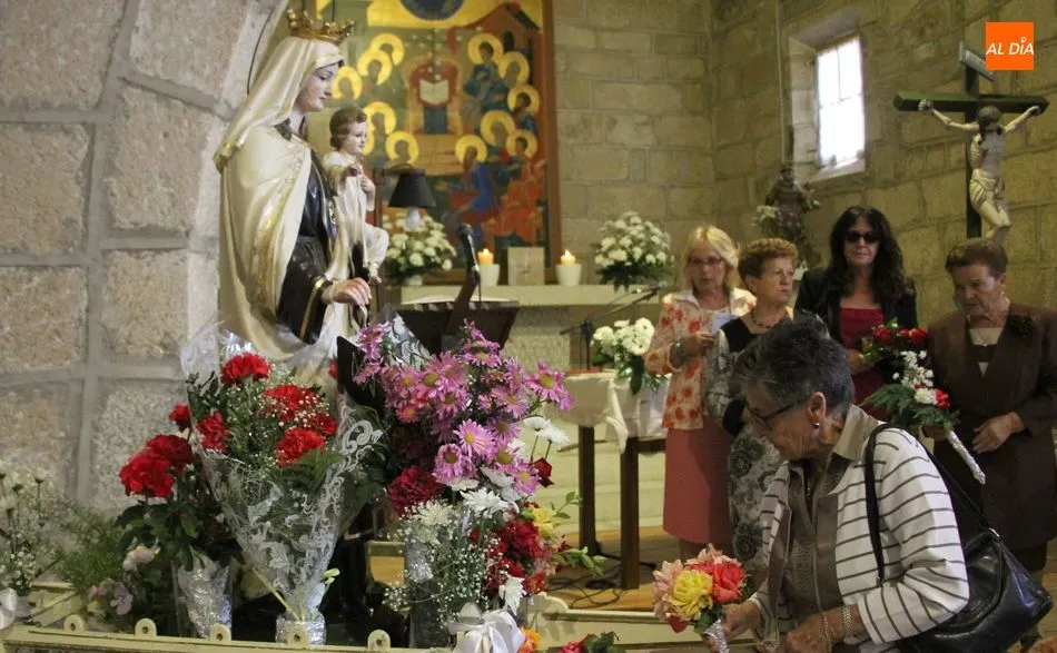 Foto 4 - Trabanca rinde homenaje a la Virgen del Carmen con una ofrenda floral  