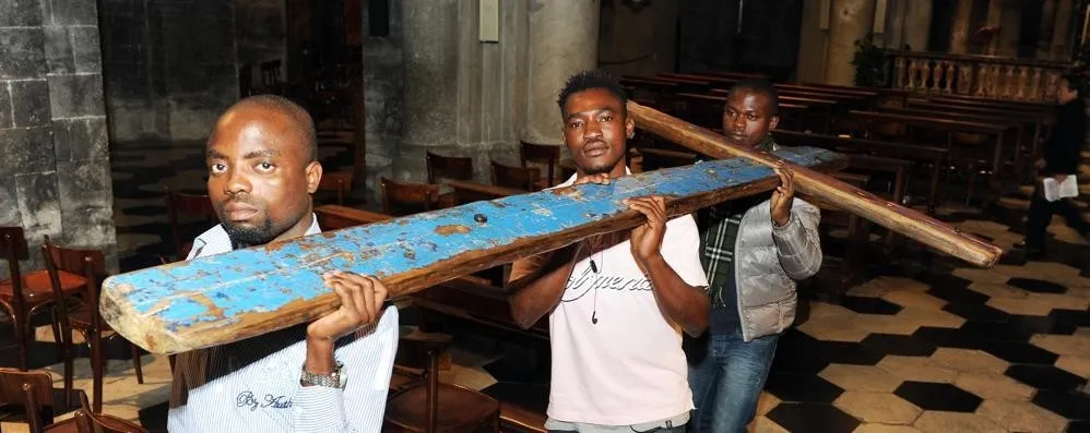 Esta cruz pretende ayudar a la sociedad, “a tomar conciencia del drama que millones de seres humanos sufren al tener que abandonar por fuerza su tierra