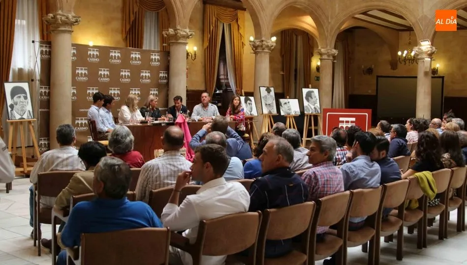 Mesa con invitados de lujo en los terceros Aperitivos del Casino. Foto: Miguel Hernández
