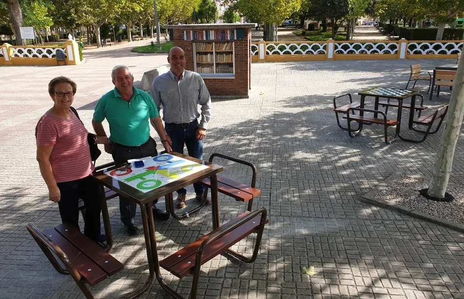 Instaladas dos nuevas mesas de juego junto al Monumento al Garrochista  