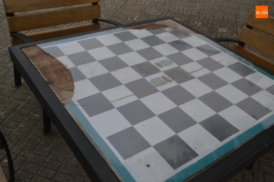 Foto 4 - Instaladas dos nuevas mesas de juego junto al Monumento al Garrochista  