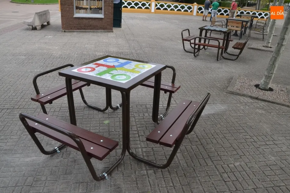 Foto 6 - Instaladas dos nuevas mesas de juego junto al Monumento al Garrochista  