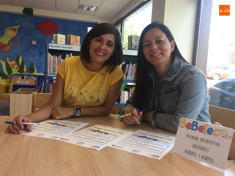 La bibliotecaria María Gutiérrez y María Jesús Moro, concejala de Cultura