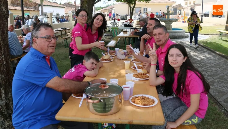 Familias, amigos y peñass se concentraron en la plaza del Caño para dar cuenta de un arroz a la zamorana / CORRAL