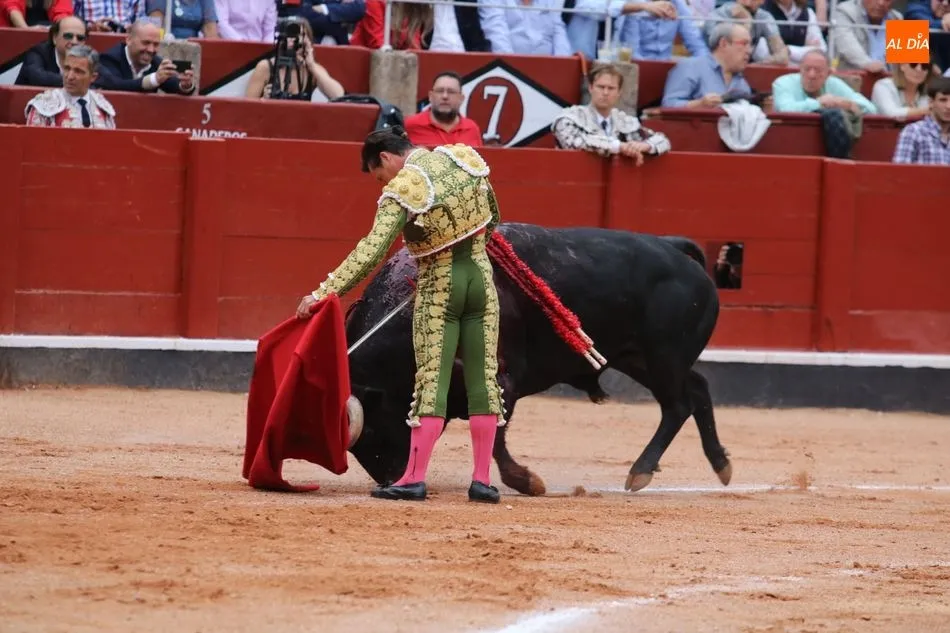 Foto 3 - Diego Urdiales corta la &uacute;nica oreja de la tarde