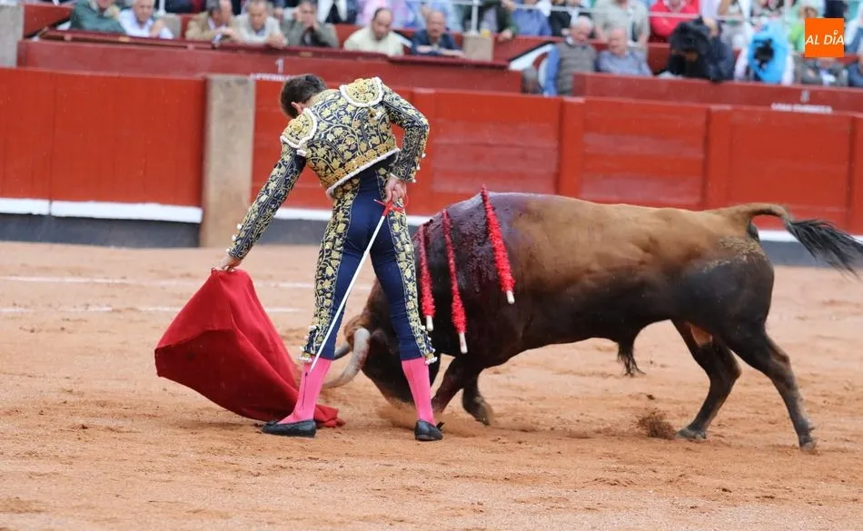 Foto 5 - Diego Urdiales corta la &uacute;nica oreja de la tarde