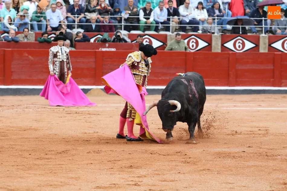 Foto 8 - Diego Urdiales corta la &uacute;nica oreja de la tarde