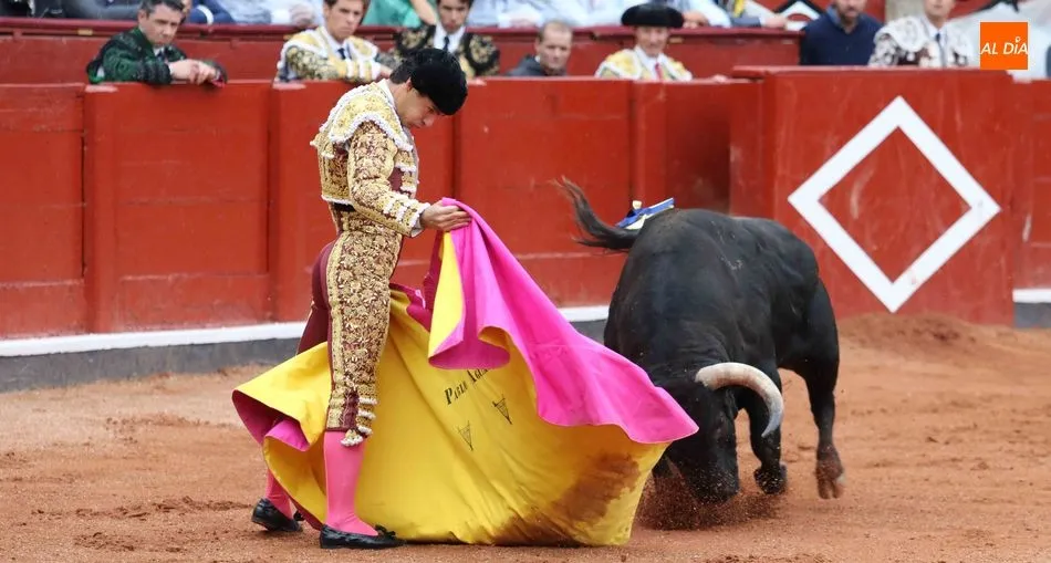 Debutaba Pablo Aguado y lo hizo regando La Glorieta de clase y arte. Foto: Miguel Hernández