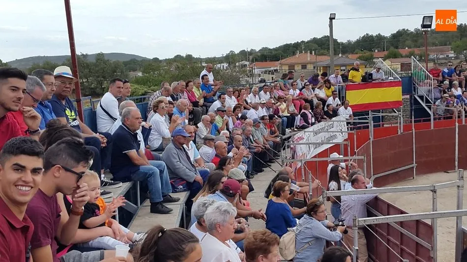 Foto 9 - Ismael Mart&iacute;n corta dos rabos en su debut de luces en Barruecopardo  