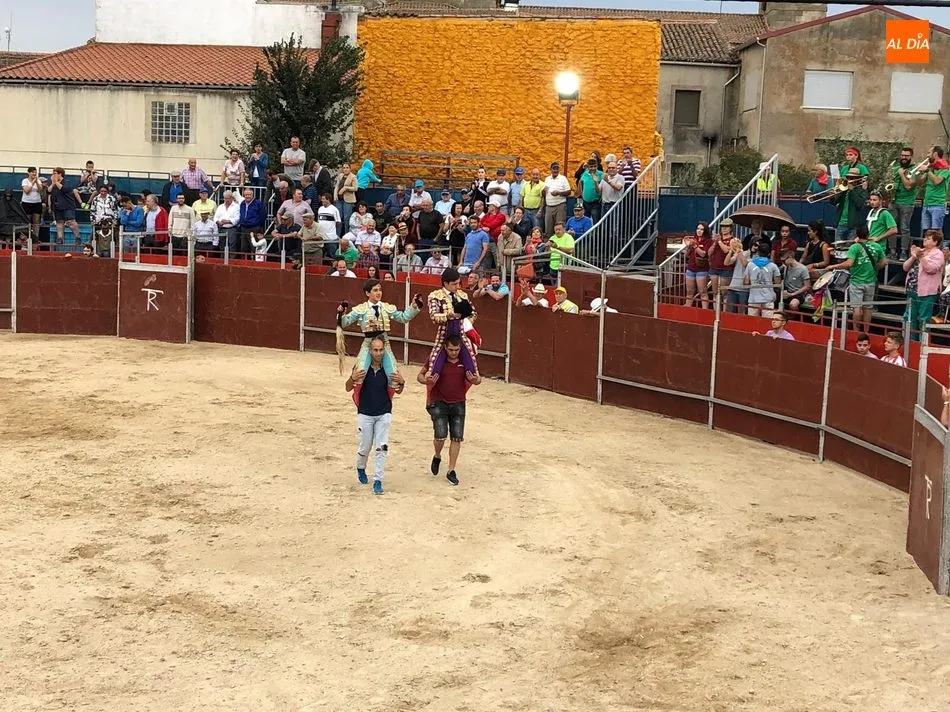 Foto 3 - Ismael Mart&iacute;n corta dos rabos en su debut de luces en Barruecopardo  