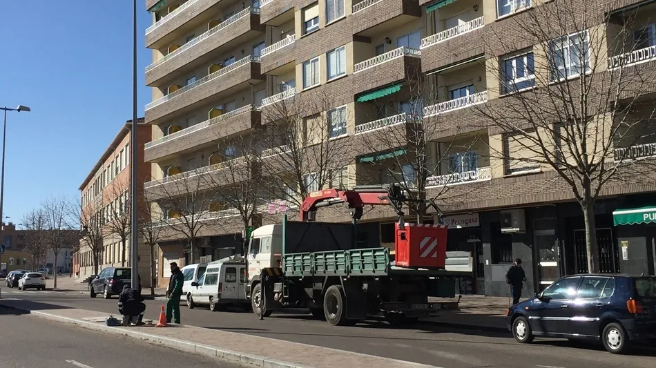 Imagen de archivo de operarios instalando una farola en la ciudad