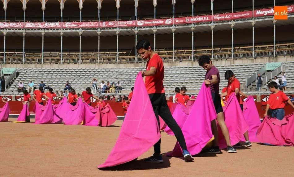 Alumnos de la Escuela de Tauromaquia, en la clase de toreo de salón. Foto: Miguel Hernández