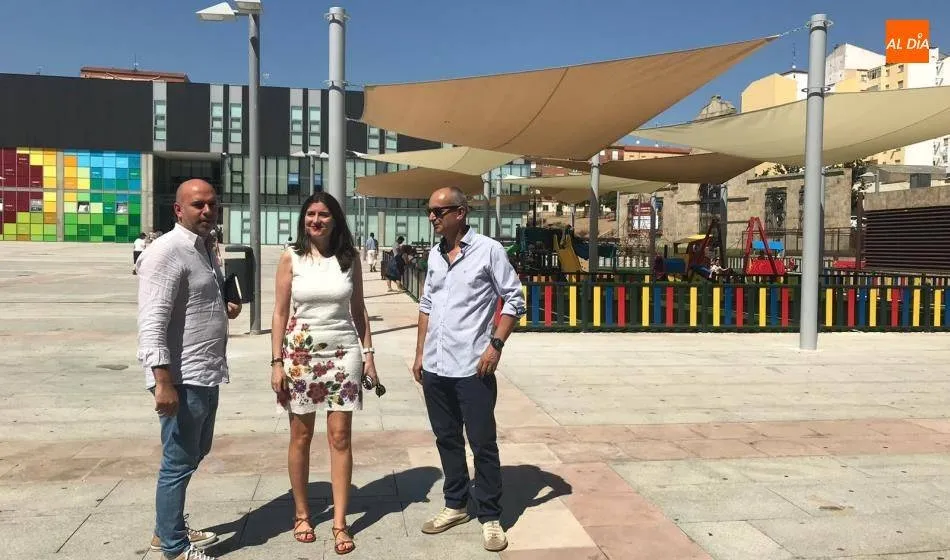 Concejales salmantinos en la plaza de la Concordia en la inauguración del área infantil