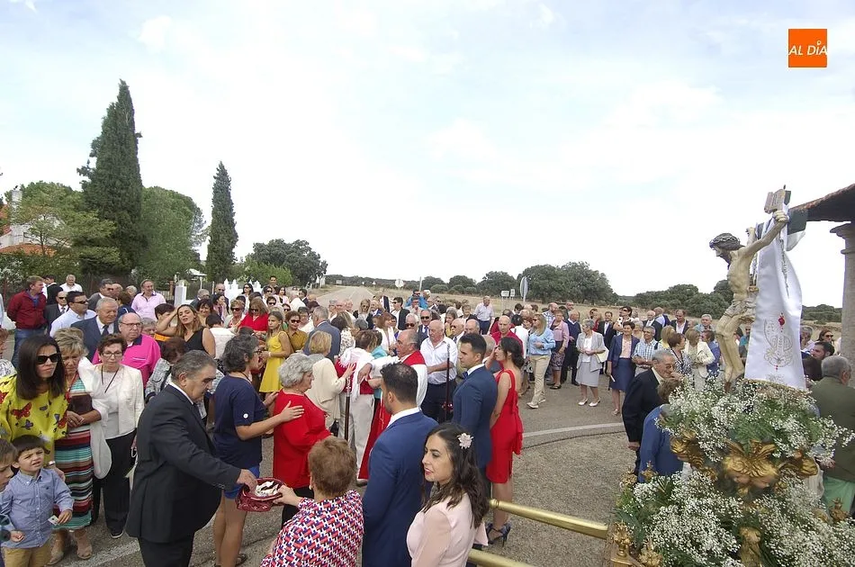Foto 9 - Los vecinos de Aldehuela de Yeltes salen de Romer&iacute;a con el Santo Cristo de la Laguna  