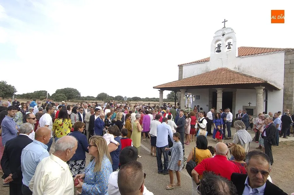 Foto 4 - Los vecinos de Aldehuela de Yeltes salen de Romer&iacute;a con el Santo Cristo de la Laguna  