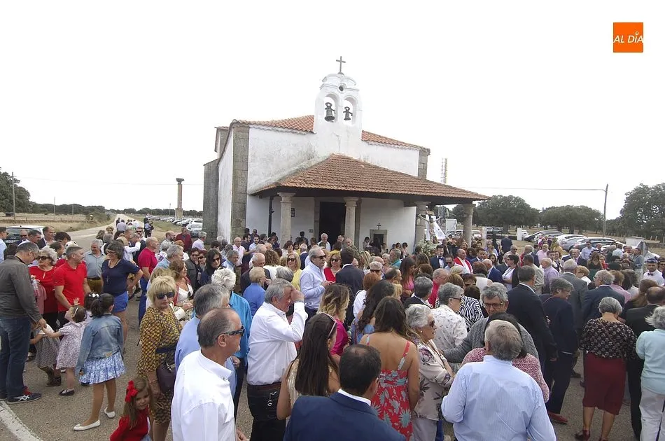 Foto 3 - Los vecinos de Aldehuela de Yeltes salen de Romer&iacute;a con el Santo Cristo de la Laguna  