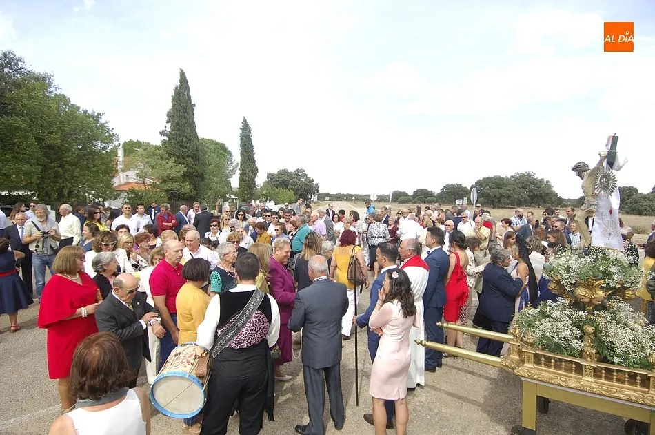 Foto 5 - Los vecinos de Aldehuela de Yeltes salen de Romer&iacute;a con el Santo Cristo de la Laguna  