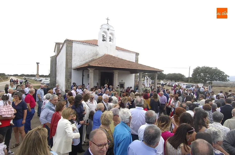 Foto 2 - Los vecinos de Aldehuela de Yeltes salen de Romer&iacute;a con el Santo Cristo de la Laguna  