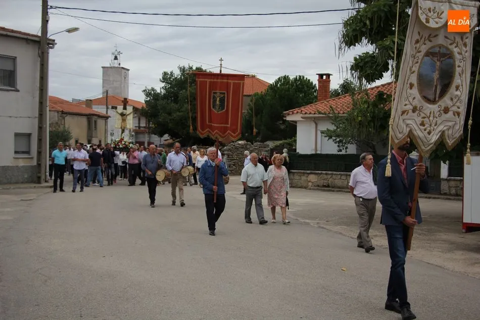 Foto 10 - Los vecinos de Ba&ntilde;ob&aacute;rez acompa&ntilde;an al Cristo de la Salud de regreso a su ermita  