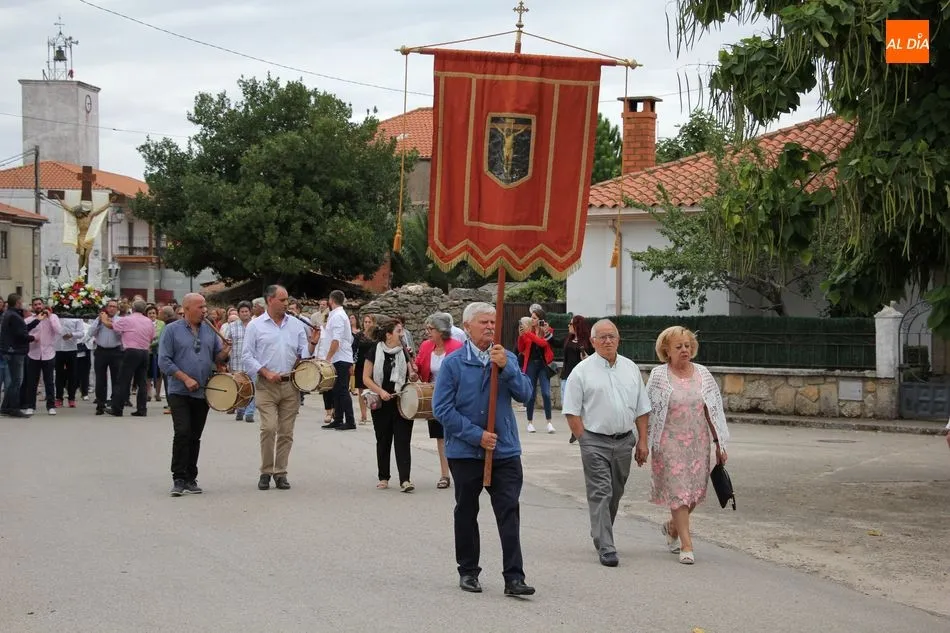 Foto 9 - Los vecinos de Ba&ntilde;ob&aacute;rez acompa&ntilde;an al Cristo de la Salud de regreso a su ermita  