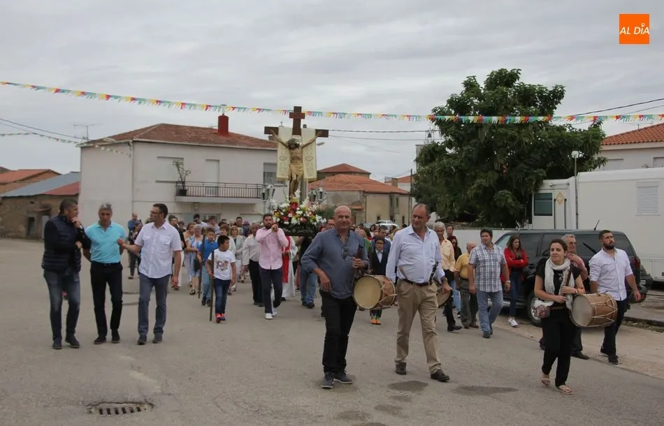 Foto 8 - Los vecinos de Ba&ntilde;ob&aacute;rez acompa&ntilde;an al Cristo de la Salud de regreso a su ermita  