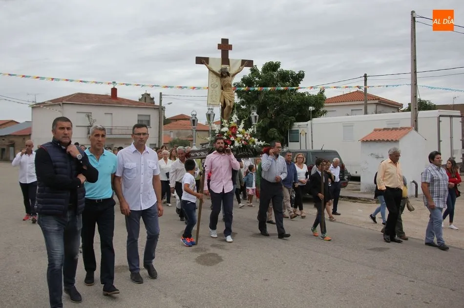 Foto 7 - Los vecinos de Ba&ntilde;ob&aacute;rez acompa&ntilde;an al Cristo de la Salud de regreso a su ermita  