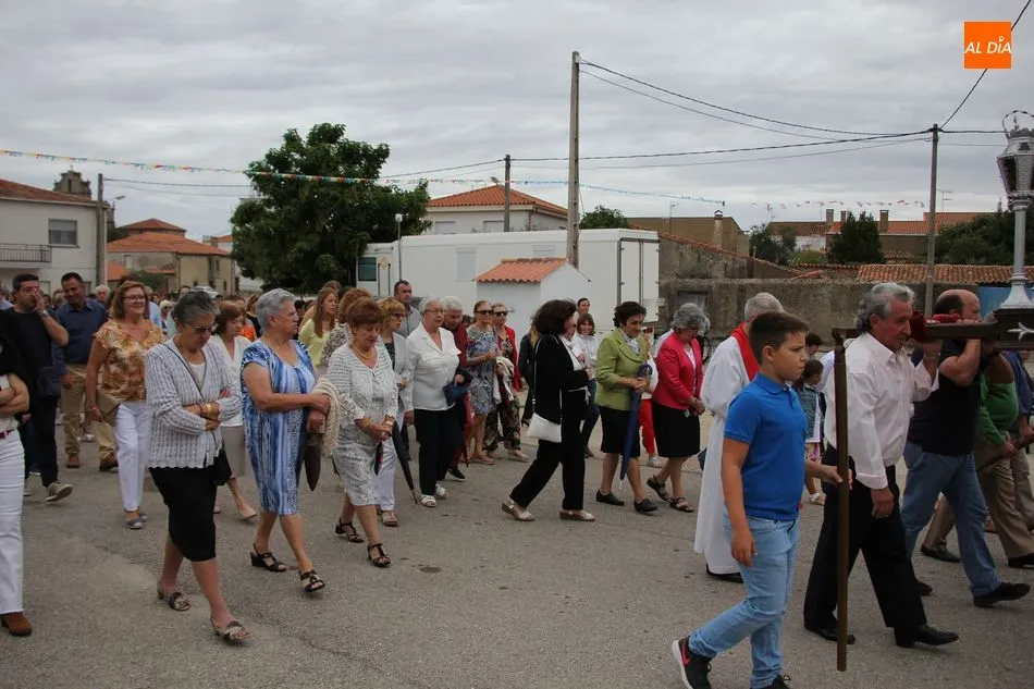 Foto 6 - Los vecinos de Ba&ntilde;ob&aacute;rez acompa&ntilde;an al Cristo de la Salud de regreso a su ermita  