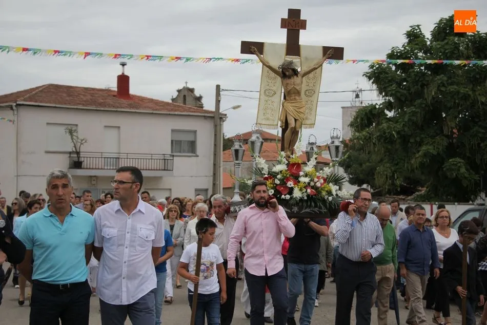 Foto 5 - Los vecinos de Ba&ntilde;ob&aacute;rez acompa&ntilde;an al Cristo de la Salud de regreso a su ermita  