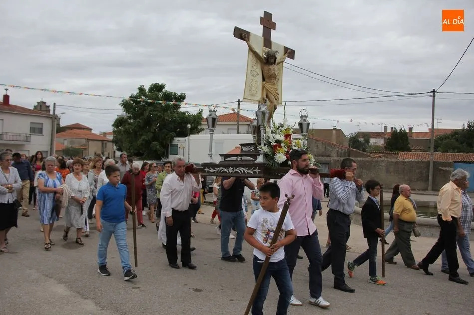 Foto 4 - Los vecinos de Ba&ntilde;ob&aacute;rez acompa&ntilde;an al Cristo de la Salud de regreso a su ermita  