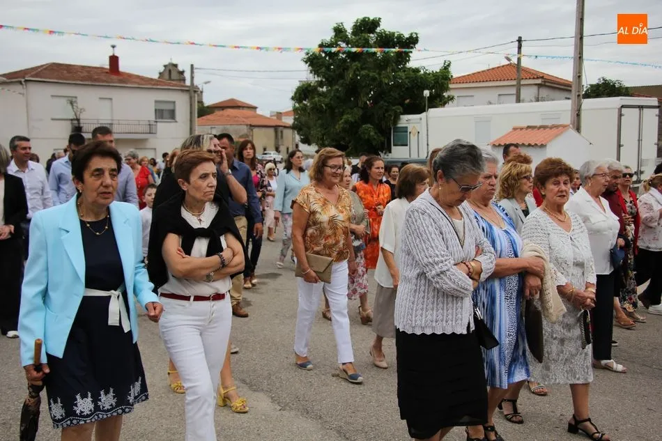 Foto 3 - Los vecinos de Ba&ntilde;ob&aacute;rez acompa&ntilde;an al Cristo de la Salud de regreso a su ermita  