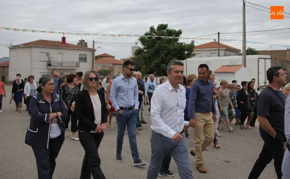 Foto 2 - Los vecinos de Ba&ntilde;ob&aacute;rez acompa&ntilde;an al Cristo de la Salud de regreso a su ermita  