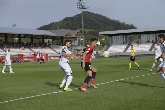 Foto 4 - Un esperp&eacute;ntico Salamanca UDS se va de Ferias y no comparece ante el filial del Athletic (4-0)