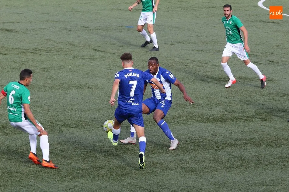 Foto 11 - El CD Guijuelo golpea primero para ganar al Alav&eacute;s B por la m&iacute;nima (1-0)
