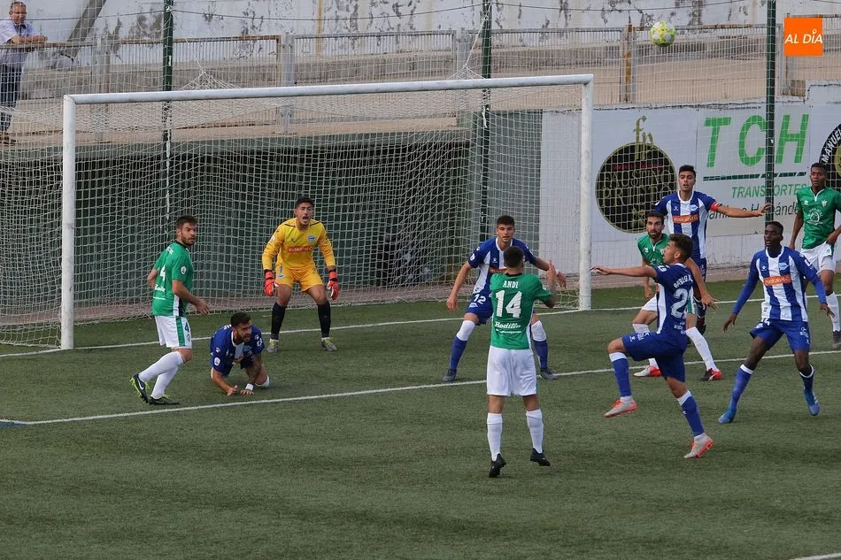 Foto 7 - El CD Guijuelo golpea primero para ganar al Alav&eacute;s B por la m&iacute;nima (1-0)