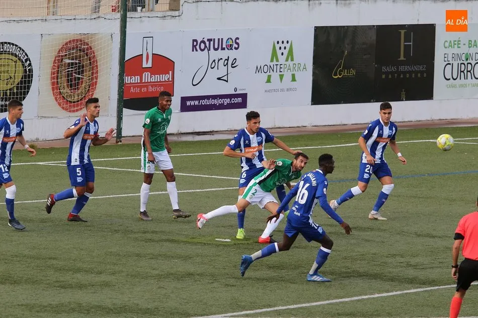 Foto 6 - El CD Guijuelo golpea primero para ganar al Alav&eacute;s B por la m&iacute;nima (1-0)
