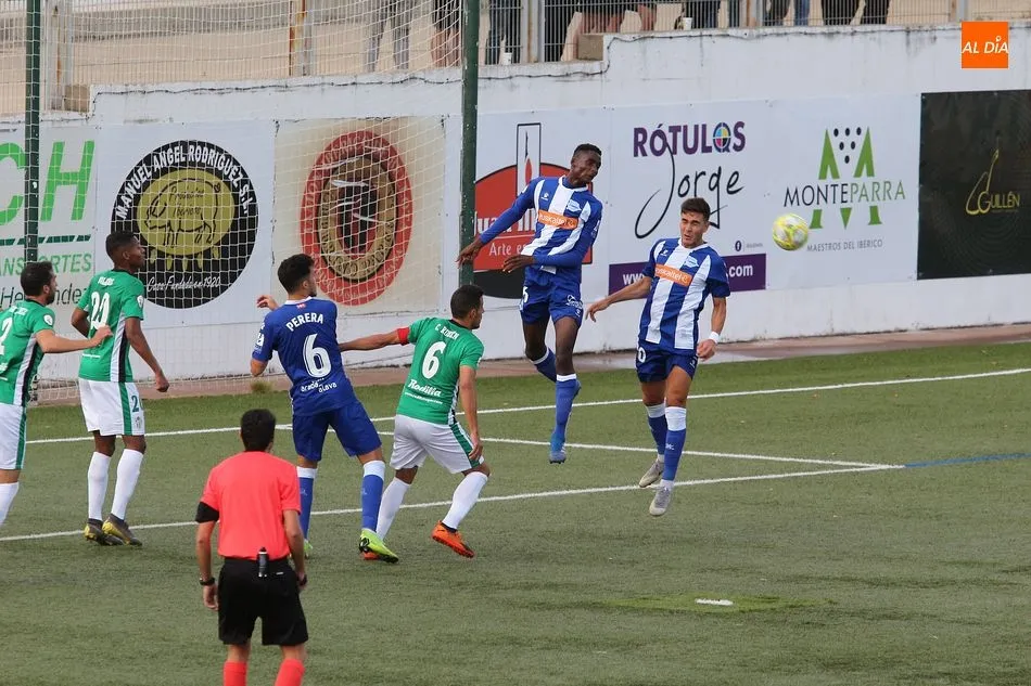 Foto 5 - El CD Guijuelo golpea primero para ganar al Alav&eacute;s B por la m&iacute;nima (1-0)