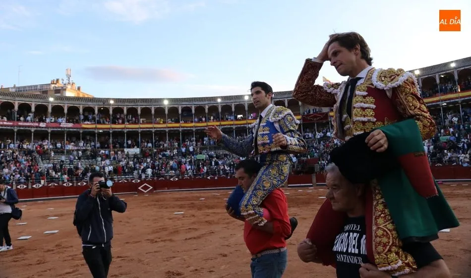 El Juli y Cayetano salen en hombros de La Glorieta. Foto: Miguel Hernández