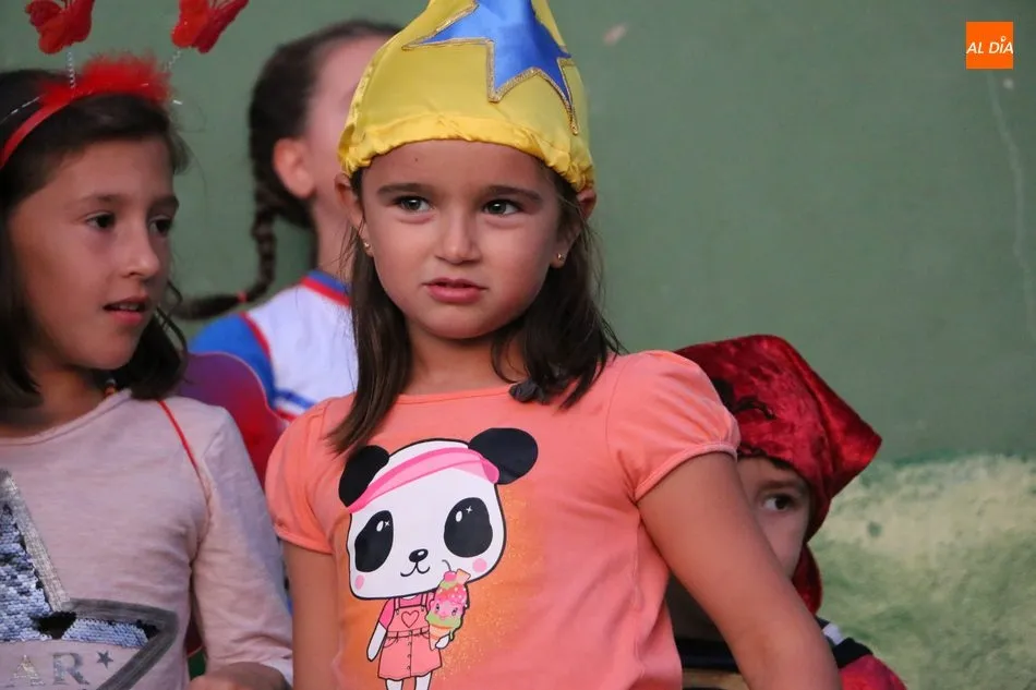 Foto 4 - Animado desfile de carrozas en Trabanca para enfilar el final de las fiestas  