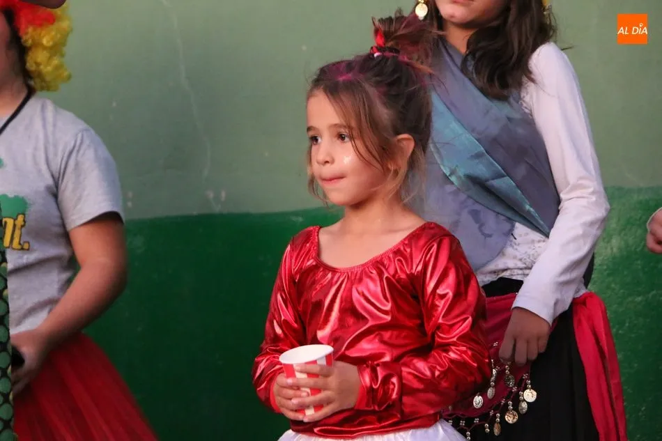 Foto 3 - Animado desfile de carrozas en Trabanca para enfilar el final de las fiestas  